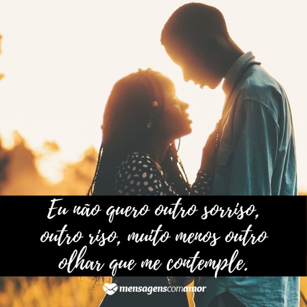 Mensagens Com Amor | Canva 'Eu não quero outro sorriso, outro riso, muito menos outro olhar que me contemple.' - Textos com Amor