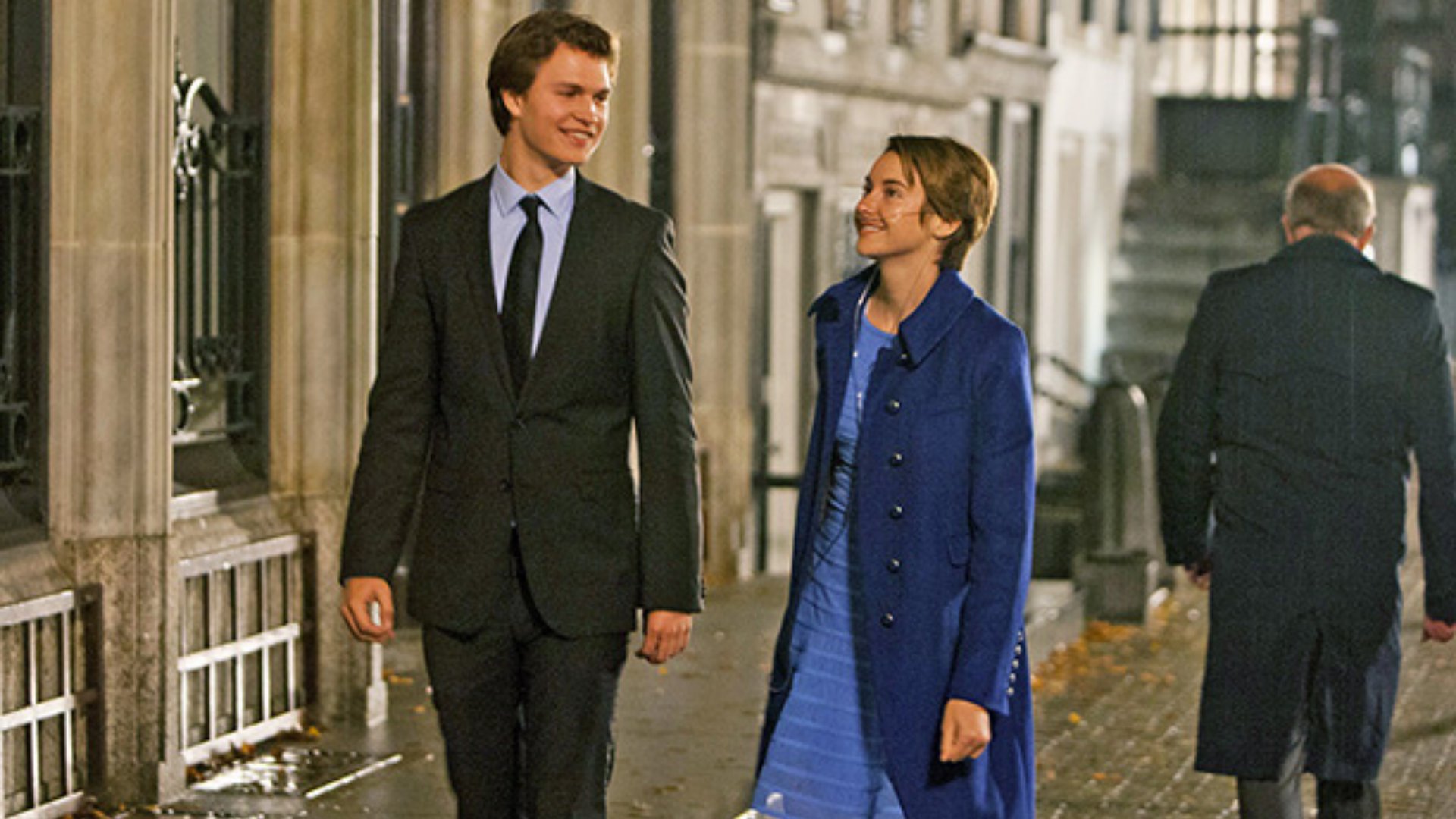 Hazel e Gus andando pelas ruas de Amsterdã enquanto conversam e dão risada