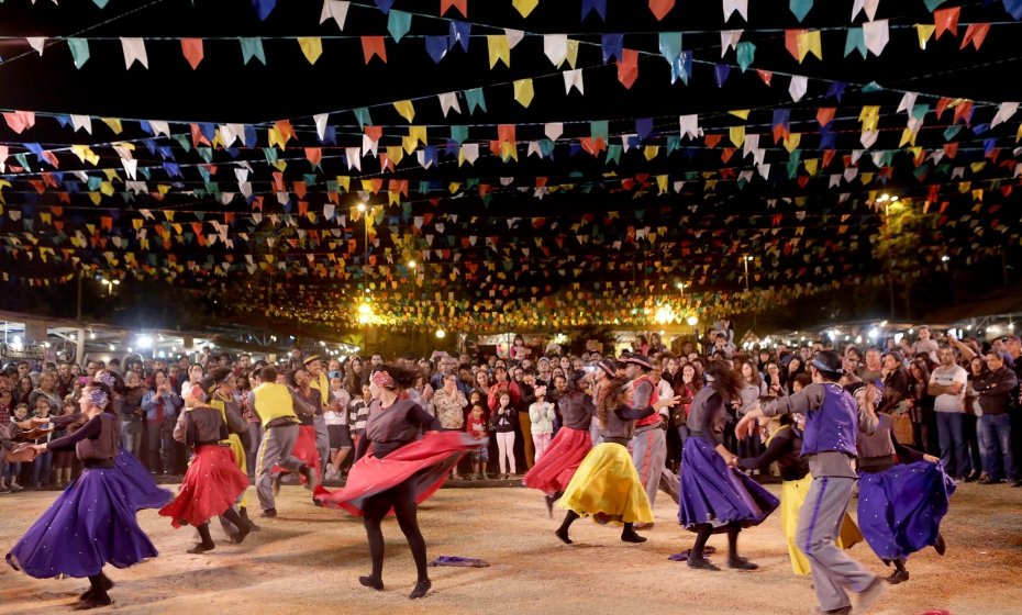 Pessoas dançando quadrilha em festa junina