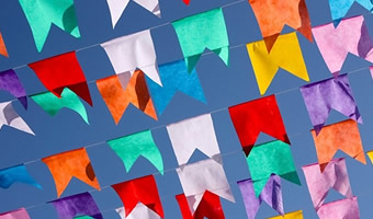 Bandeirinhas coloridas de festa junina