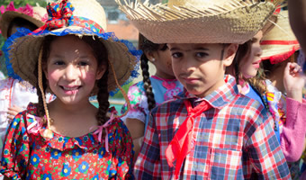 Crianças com vestes típicas de festa junina