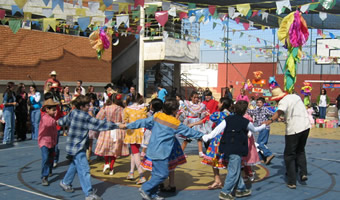 Dança de quadrilha em quadra escolar