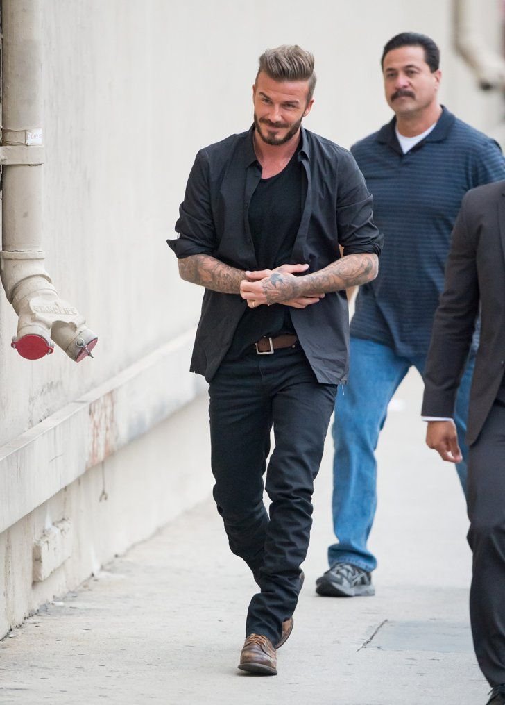 David Beckham caminhando na rua com roupas casuais.