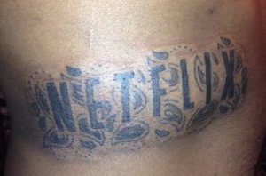 Tatuagem 'Netflix'.