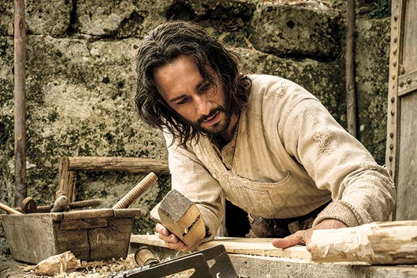 Rodrigo Santoro lixando uma tábua de madeira no filme 'Ben-hur', onde interpreta Jesus Cristo.