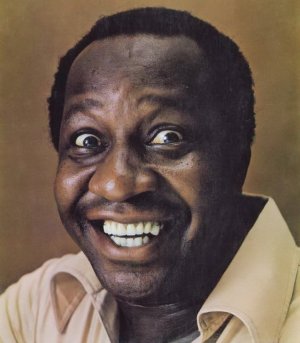 hoje em dia Mussum sorrindo com os olhos arregalados