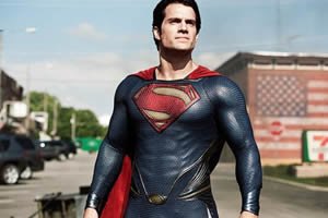 Henry Cavill perfomando Superman