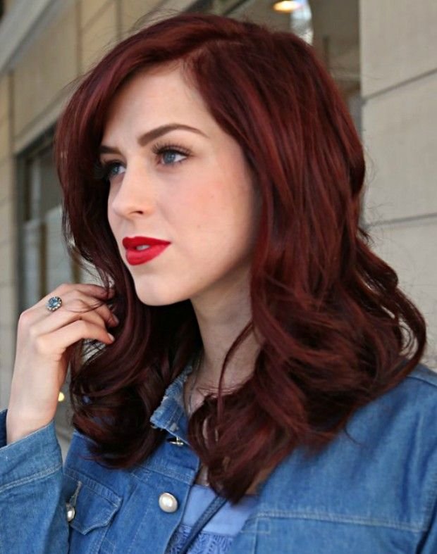 Pinterest Mulher de lado com a mão no cabelo