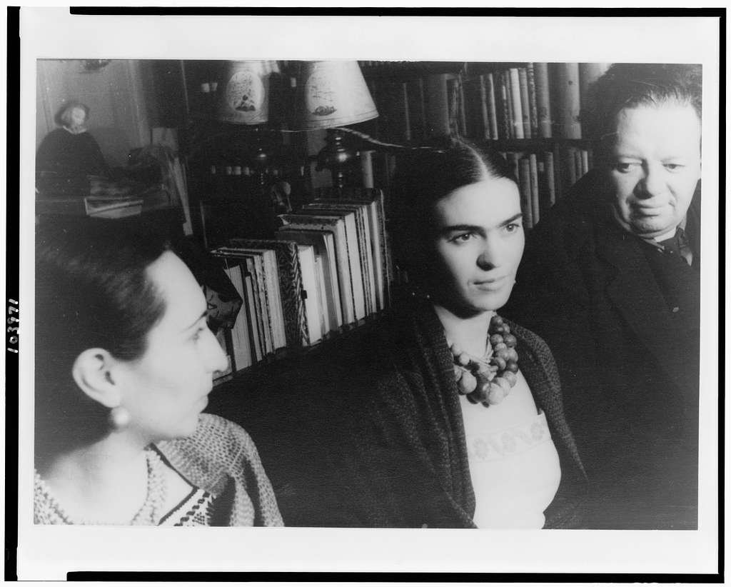 Foto que contém, da esquerda para a direita, Malu, Frida e Diego
