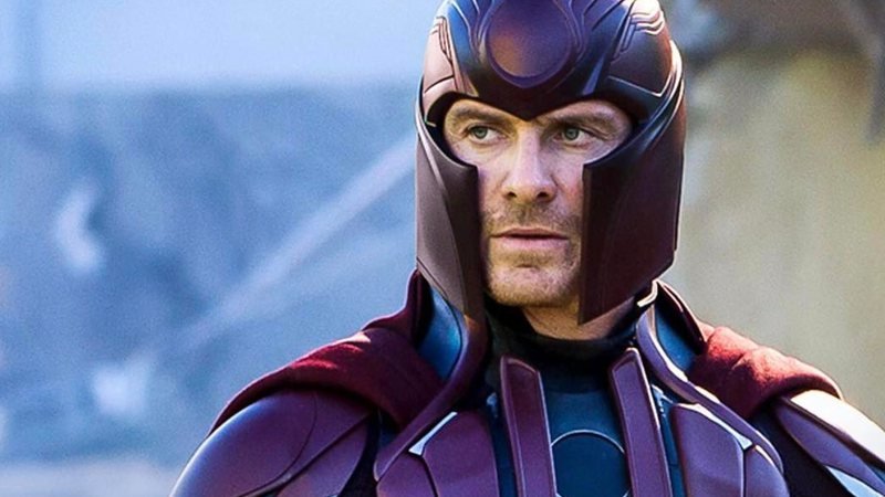 Personagem Magneto caracterizado em cena de filme.