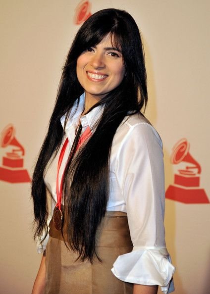 Cantora Fernanda Brum posa para foto sorrindo em evento