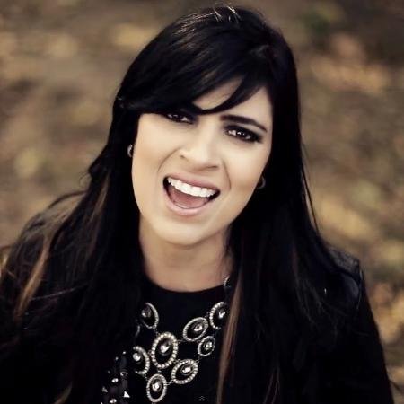 Reprodução internet Fernanda Brum cantando em clipe