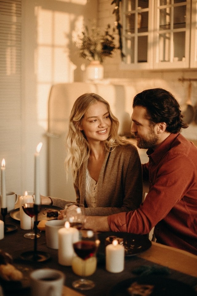 Homem e mulher em um jantar romântico à luz de velas