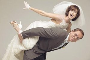 Fernanda Torres e Luiz Fernando Guimarães vestidos de noivos sorrindo