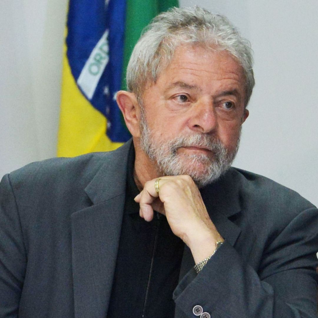 Luiz Inácio Lula da Silva com a mão no queixo olhando para o lado
