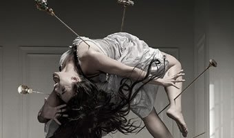 Divulgação Cena de American horror Story em que mulher está no alto com flechas pelo corpo