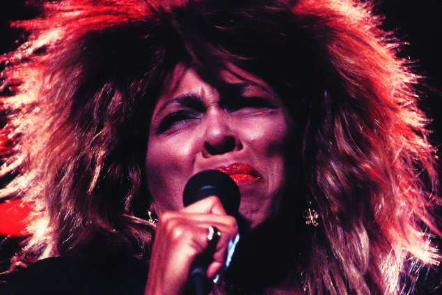 Tina Turner cantando no palco