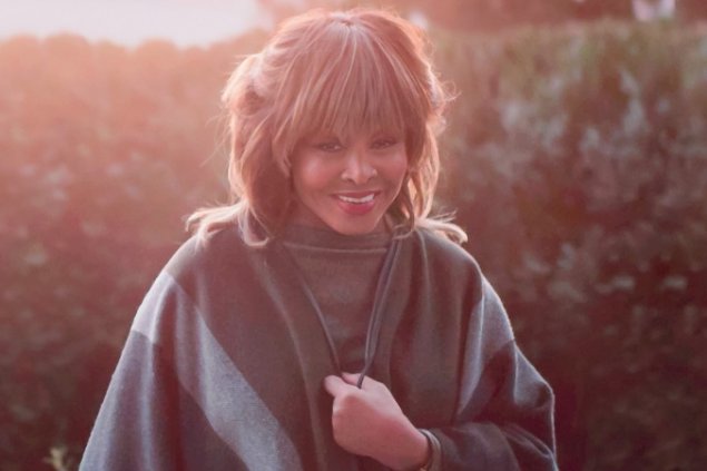 Tina Turner sorrindo no quintal da casa dela