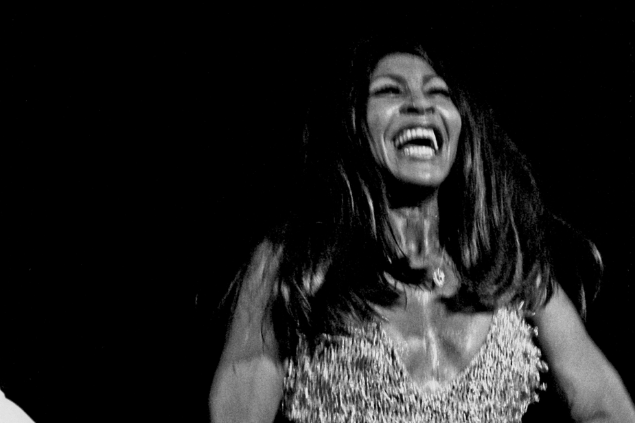 Tina Turner rindo em cima do palco