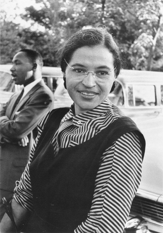 Rosa Parks sorrindo.
