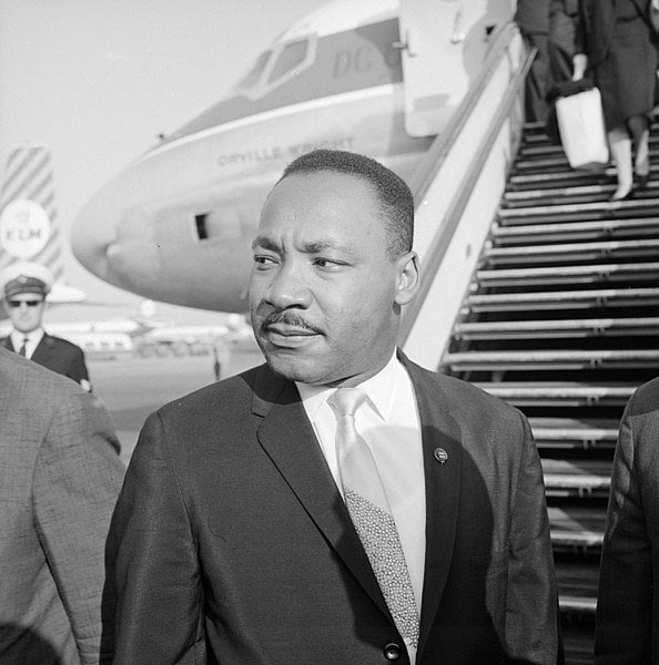 Martin Luther King Jr. à frente de avião.