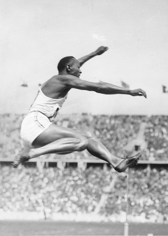 Jesse Owens em salto.