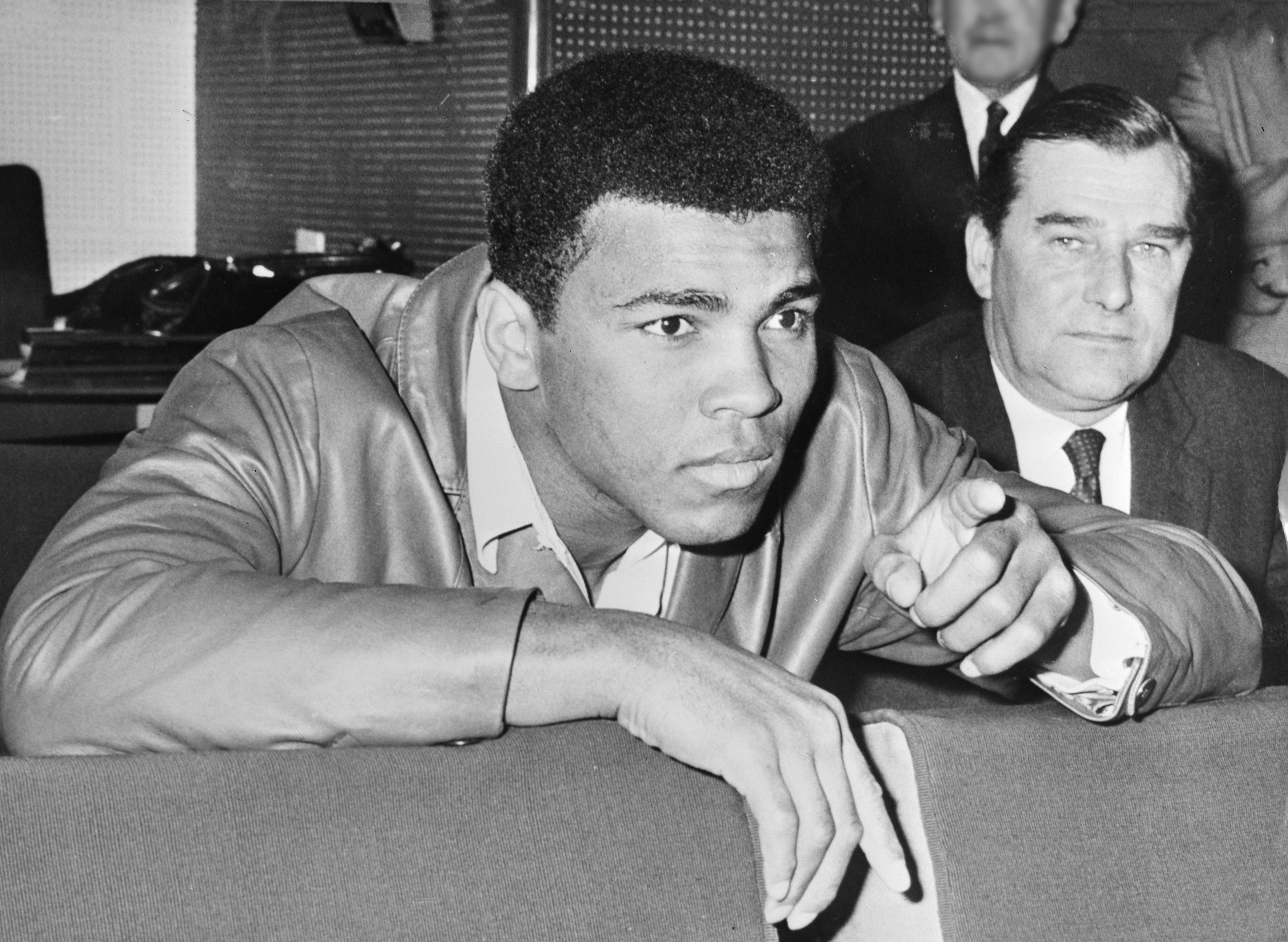 Muhammad Ali ao lado de outro homem.