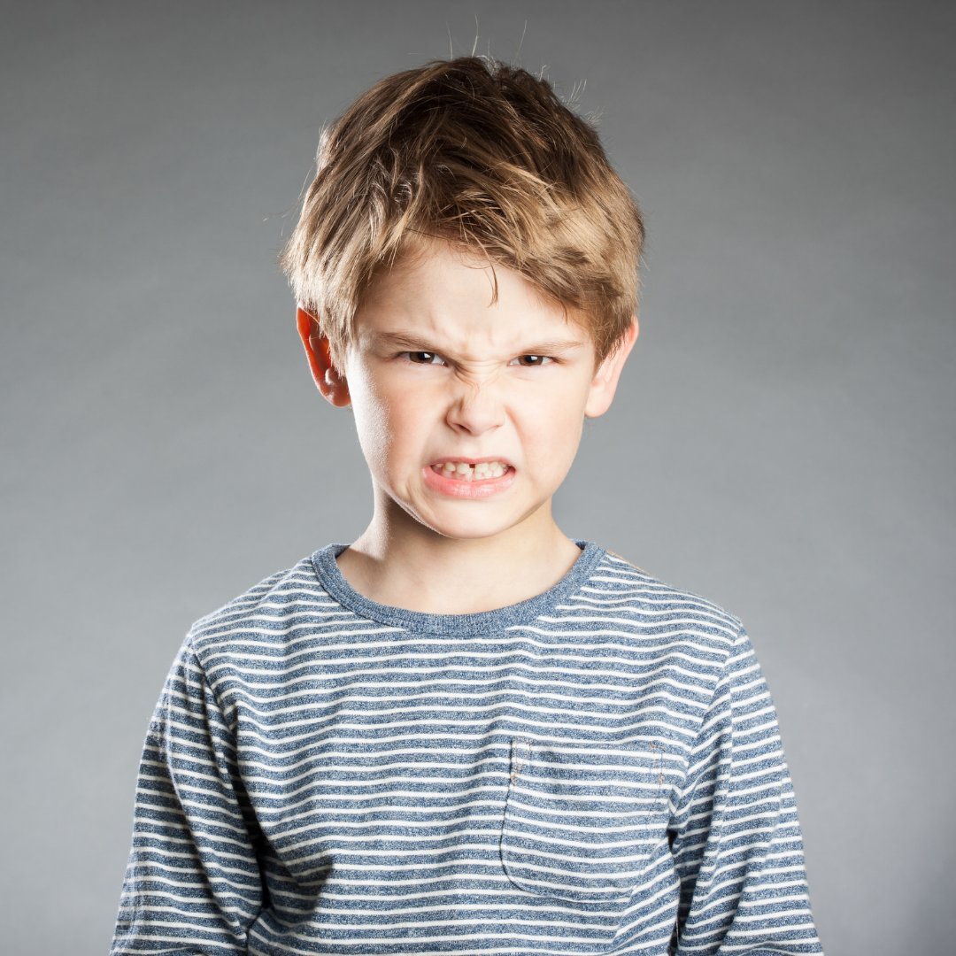 Imagem de um menino com raiva