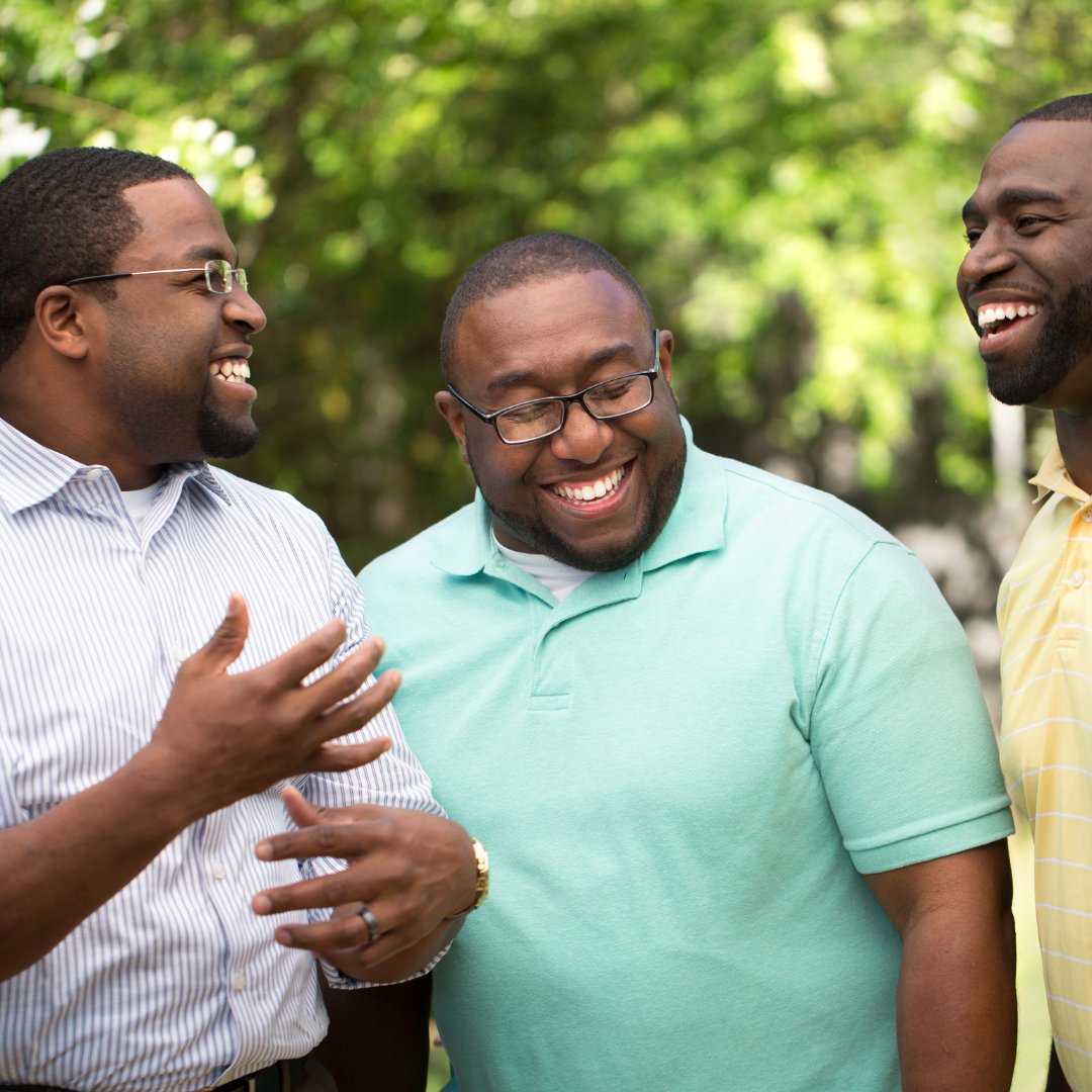 Foto de três homem sorrindo juntos