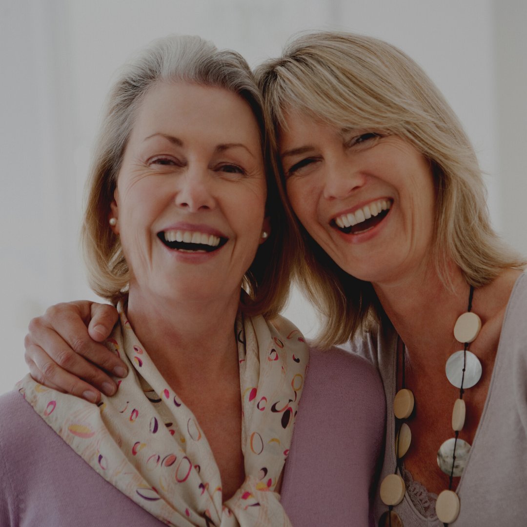 Foto de duas mulheres sorrindo, abraçadas