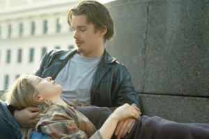 Ethan Hawke e Julie Delpy interpretando juntos no filme Antes do Amanhecer