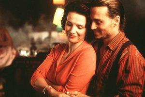 Johnny Depp e Juliette Binoche em cena do filme Chocolate