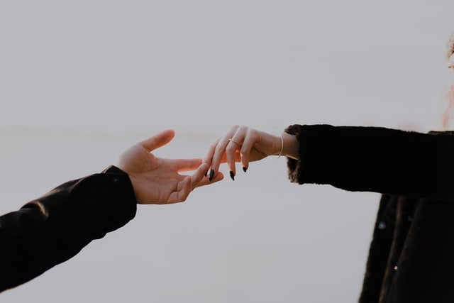 Unsplash/Priscilla Du Preez Duas mãos se tocando.