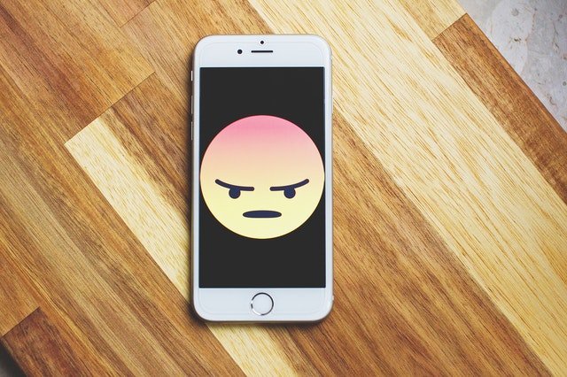 Celular mostrando um emoji de irritação