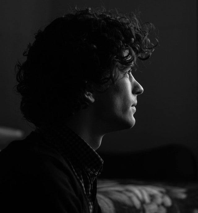 Pexels/Demeter Attila Homem de cabelos cacheados visto de perfil