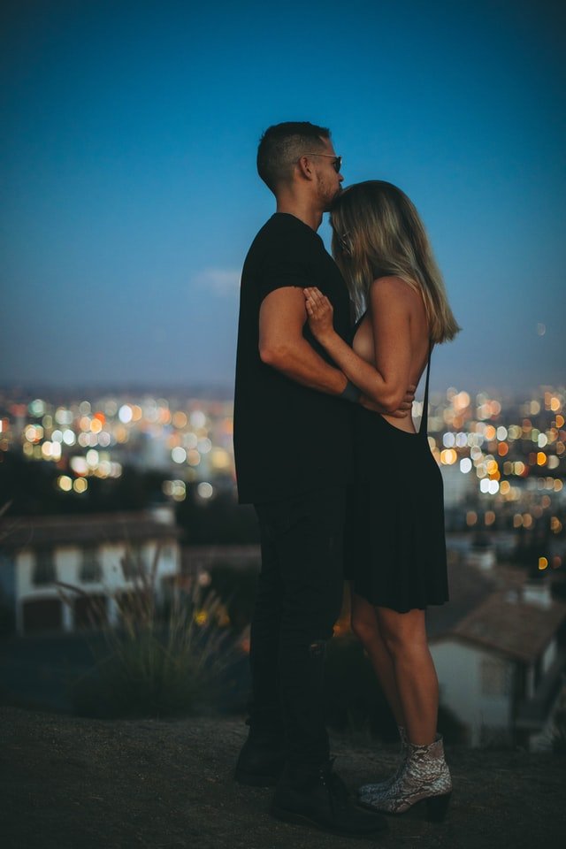 Unsplash/Roberto Nickson Homem beija testa de mulher, que o abraça