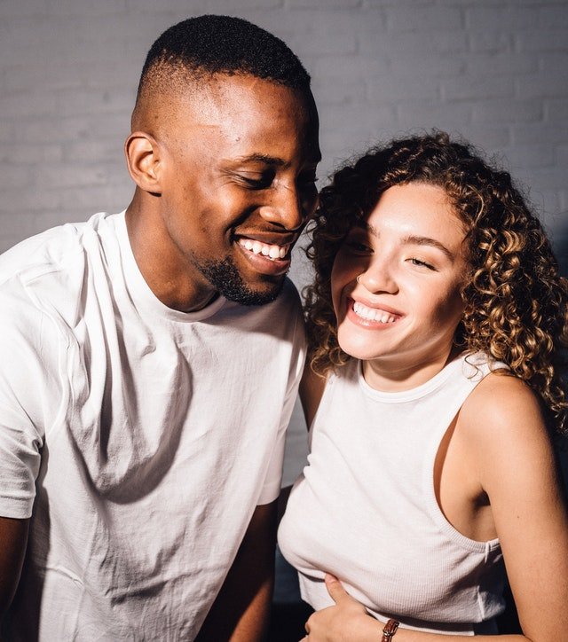 Homem e mulher sorrindo juntos