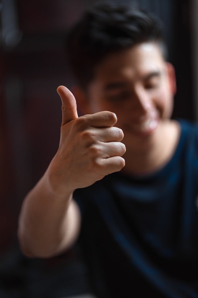 Unsplash/Johan Godínez Homem com o dedão para cima em sinal de aprovação