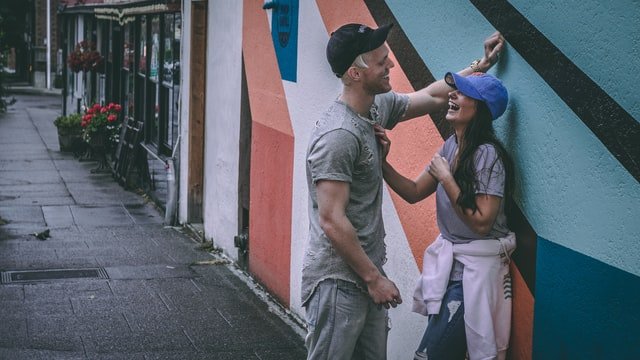 Unsplash/Taylor Harding Homem apoia uma mão na parede, na frente de uma mulher