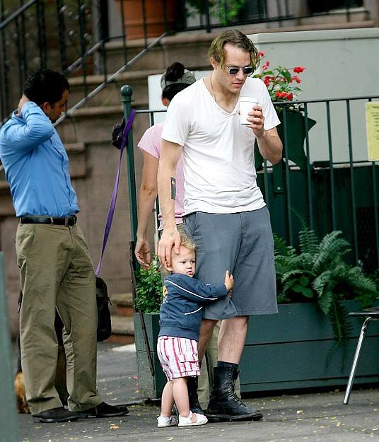 Imagem do ator Heath Ledger com uma criança.