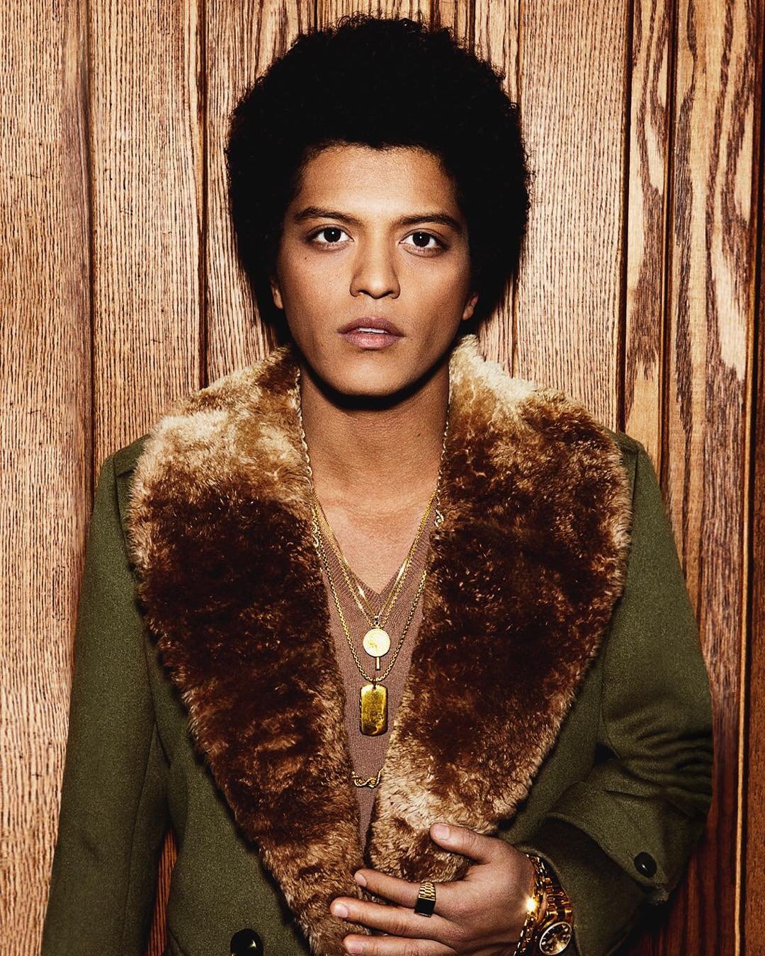 Bruno Mars usando terno com lapela coberta com pelagem.