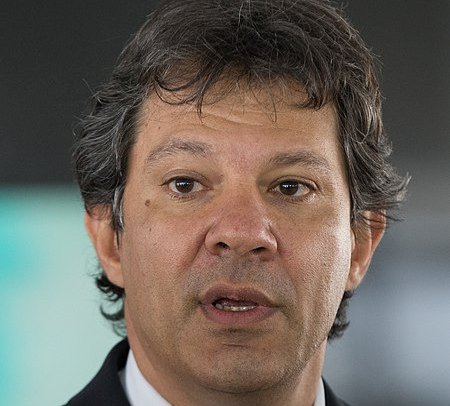 Lula Marques/ Agência PT / Wikimedia Commons / Canva Fernando Haddad olhando à sua frente.