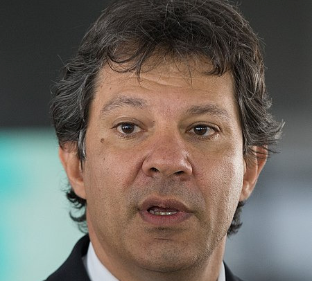 Fernando Haddad olhando à sua frente.