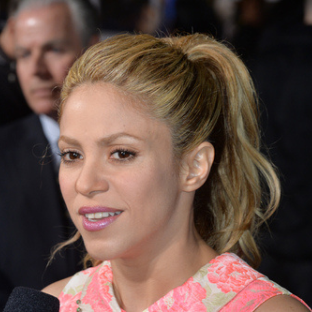 Imagem da cantora e dançarina Shakira com os cabelos presos em um rabo de cavalo