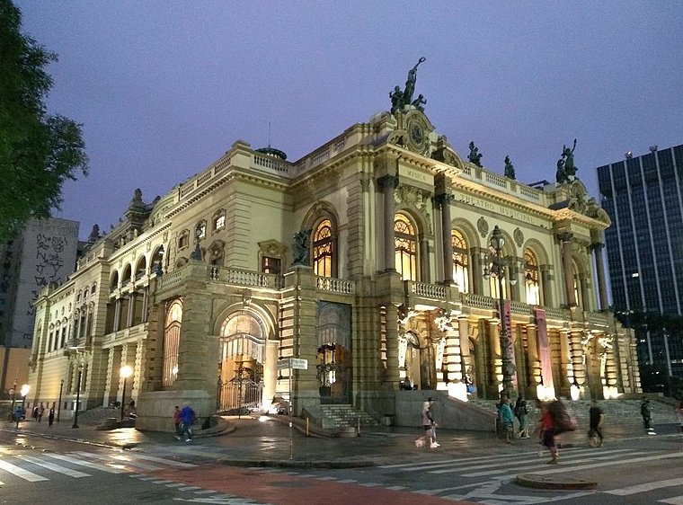 Imagem da entrada do Teatro Municipal de São Paulo.