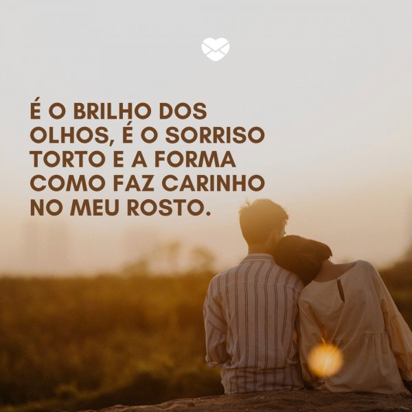 Mensagens Com Amor/ Canva 'É o brilho dos olhos, é o sorriso torto e a forma como faz carinho no meu rosto.' -Frases de relacionamento a dois