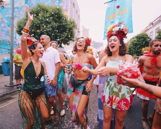Garotas fantasiadas curtindo o carnaval de rua