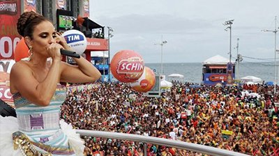 Ivete Sangalo em trio elétrico com multidão ao fundo