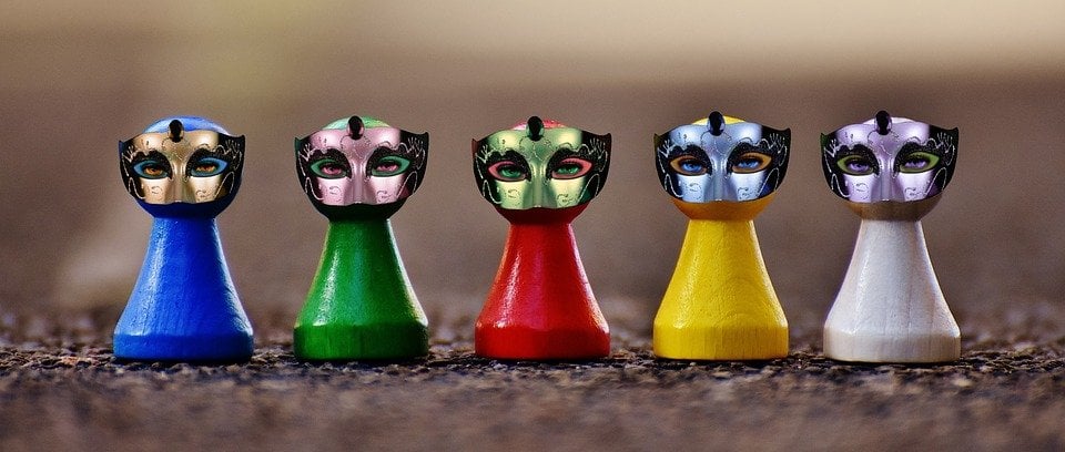 Pinos de jogos de tabuleiros coloridos com máscara de carnaval