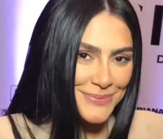 Fotografia de Cléo Pires com a mão sobre a cabeça
